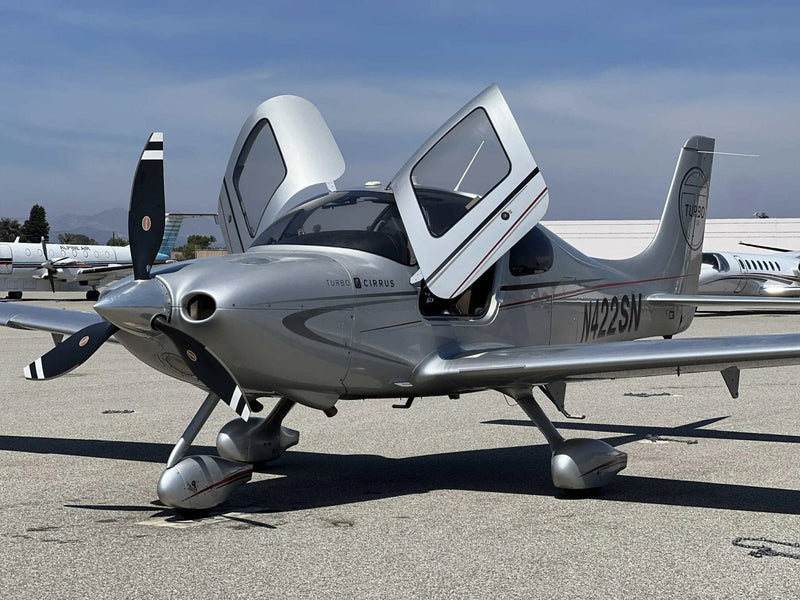 Couple enjoying a luxury discovery flight over Los Angeles with Los Angeles Flight School